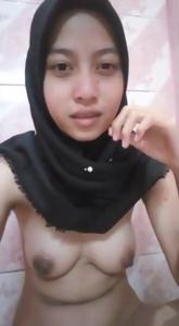Melly Hijab Cantik Paling Suka Sange Dikamar Mandi